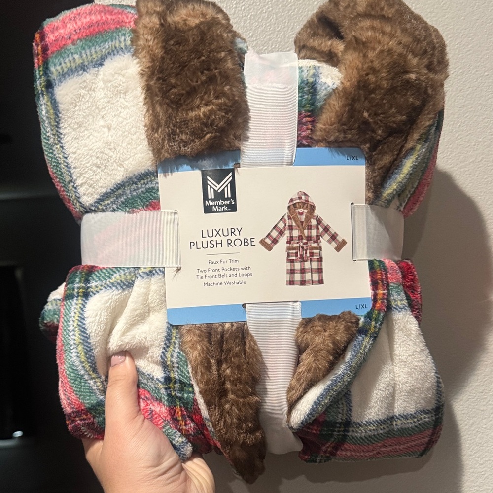 Member's Mark Plaid Plush Robe - NWT